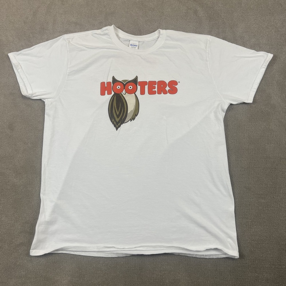 Hooters Graphic T Shirt Mens XL White Cotton Owl Logo Makes You Happy Gildan Tee